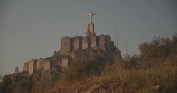 Χαμηλή προοπτική Shot of a Religious Structure on Top Of the Ruins in Spain — Αρχείο Βίντεο