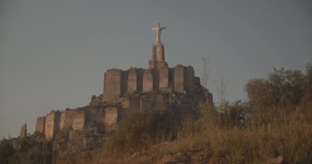 Христос Монтеагудо на даху руїн стародавнього замку в Іспанії. — стокове відео