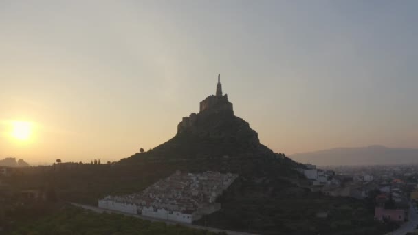 Oude ruïnes van het Monteagudo kasteel op de top van de berg op Drone Shot — Stockvideo