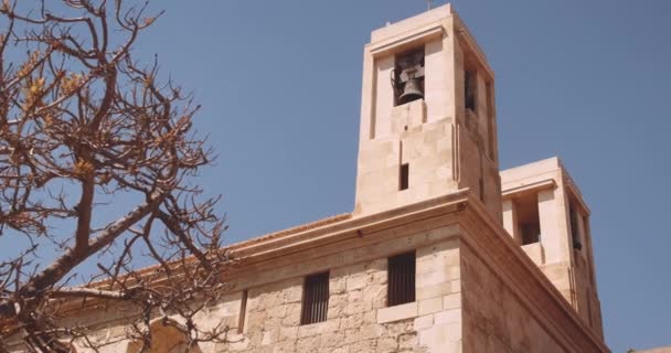 Fotoaparát oddálení ukazuje kostelní zvon na věži — Stock video