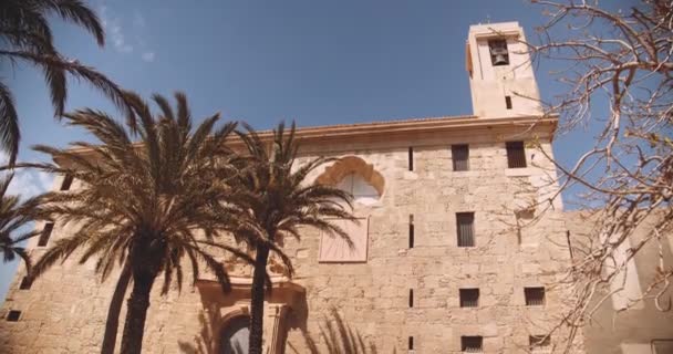 Onthulling van een prachtig kerkgebouw op het kleine eiland Tabarca in Spanje — Stockvideo