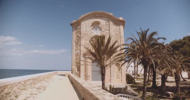 Un acercamiento al plano de una pequeña iglesia histórica en la isla de Tabarca — Vídeos de Stock
