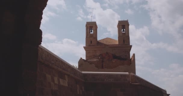 低い視点から撮影タバルカ島のスペイン風の教会 — ストック動画