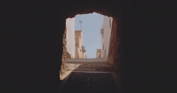 Um beco da perspectiva dentro de uma arcada na pequena ilha de Tabarca — Vídeo de Stock