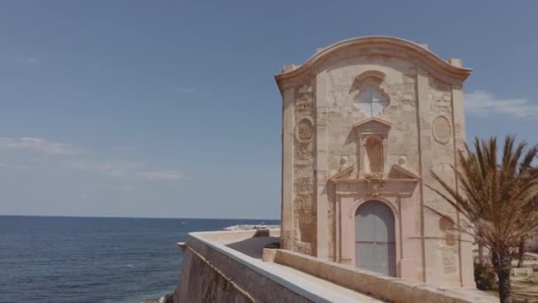 Revelando un disparo tomado de un avión no tripulado de la histórica iglesia de inspiración hispana — Vídeos de Stock
