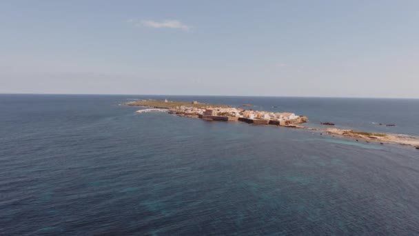 Drón halad előre Felfedi a csodálatos Tabarca szigetét — Stock videók