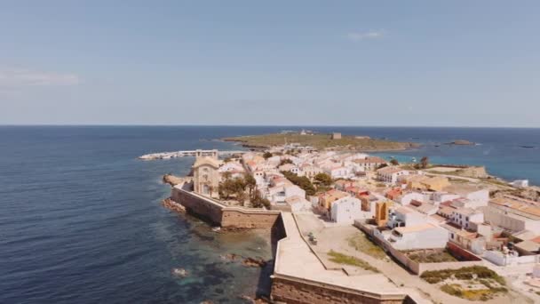 Chiesa e passeggiata di ispirazione spagnola a Tabarca rivelate come drone volante — Video Stock