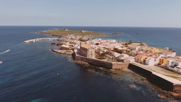 Un dron acercándose a la isla de Tabarca revelando el pintoresco mar — Vídeos de Stock