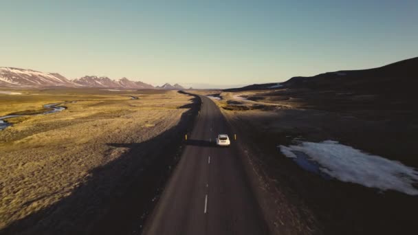Prachtig landschap van auto omringd door eindeloze velden en bergketens — Stockvideo