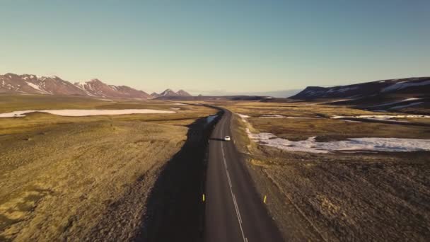 Vue panoramique de la voiture blanche conduisant sur la route avec la vue panoramique des champs — Video