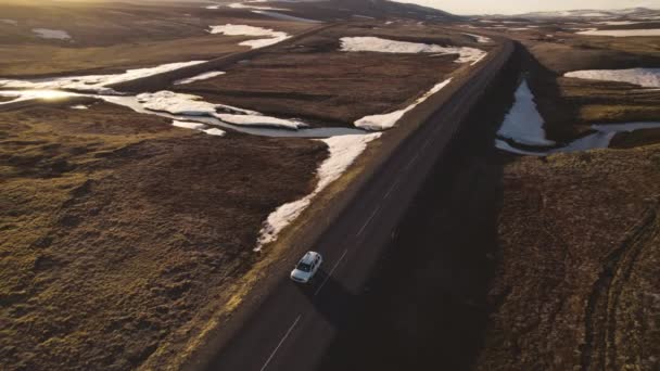 Grüne Felder mit olivgrünem Gras umgeben von Gebirgszügen — Stockvideo