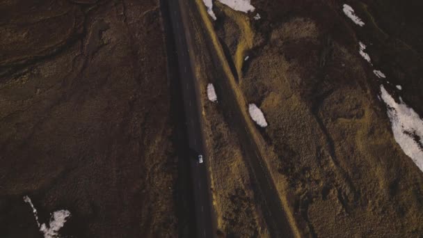 Bird 's Eye View Shot of Car Ταξιδεύοντας στο στενό δρόμο στη μέση των πεδίων — Αρχείο Βίντεο