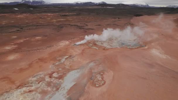 Drone au-dessus de la vapeur montant du terrain thermique en Islande — Video