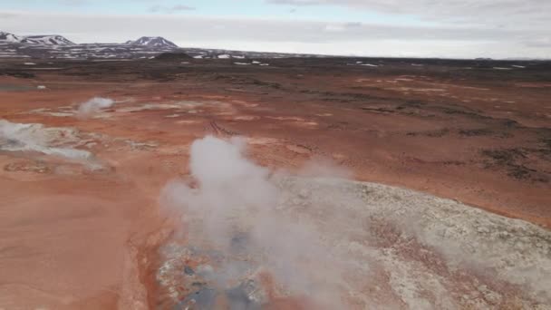 Drone sobre paisagem fumegante com montanhas na Islândia — Vídeo de Stock