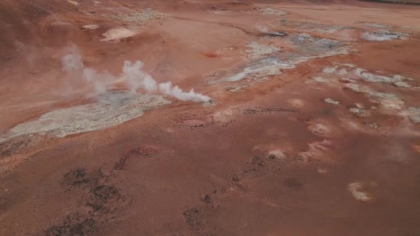 Dron nad párou stoupající z termálního terénu na Islandu — Stock video