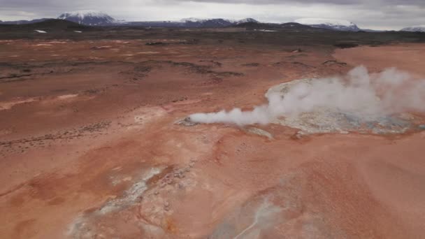 Drone sur les évents thermiques à vapeur dans le paysage islandais — Video