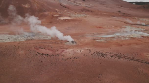 Drone sobre ventilaciones térmicas al vapor en el paisaje islandés — Vídeo de stock