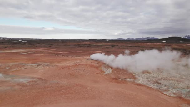 Drönare över ångande termiska ventiler i isländskt landskap — Stockvideo