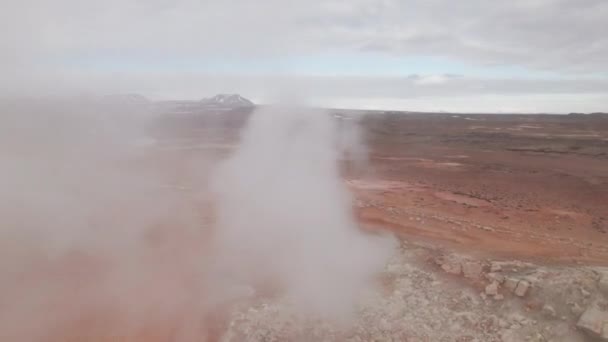 Drone sobre ventilaciones térmicas al vapor en el paisaje islandés — Vídeo de stock