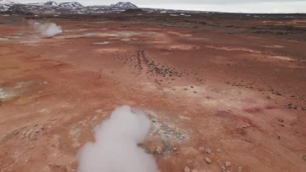 Drone sobre ventilaciones térmicas al vapor en el paisaje islandés — Vídeo de stock