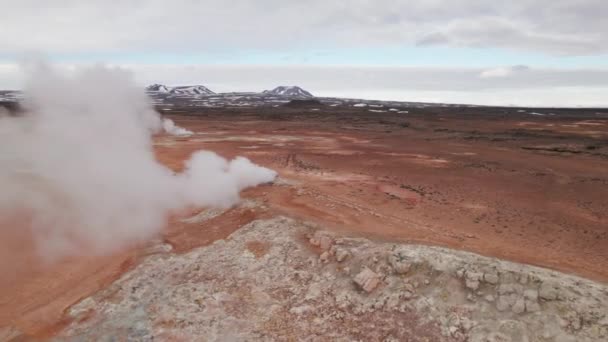 Drone Over Parujące termowizory w islandzkim krajobrazie — Wideo stockowe