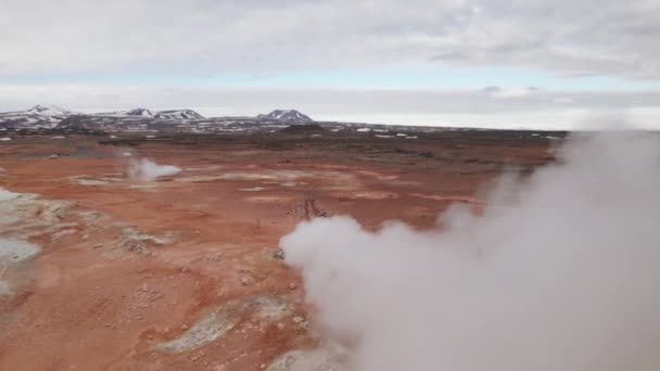 Drone sur les évents thermiques à vapeur dans le paysage islandais — Video