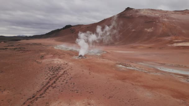 Drone sur les évents thermiques à vapeur dans le paysage islandais — Video