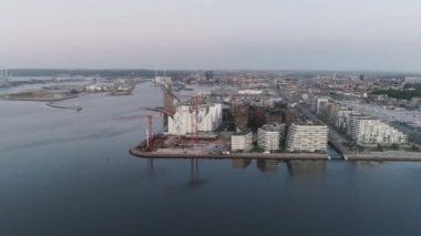 Denizde Güzel Uzun Binaların Harika Hava Çekimi