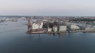 Okyanustaki Güzel Uzun Binalar, Aarchus