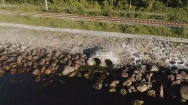 Etrafı taşlarla çevrili bir drone Güneş Işığı Işınlanıyor