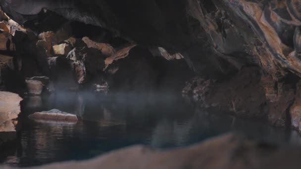 冰岛火山岩岩洞池中涌出的蒸汽 — 图库视频影像