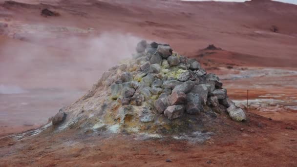 아이슬란드의 지열 발원지에서 증기를 이용하는 지열 — 비디오