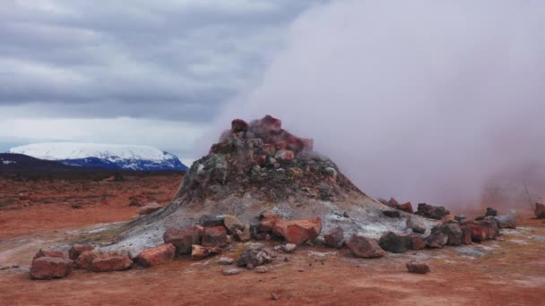 Parní geotermální ventilace v islandském terénu — Stock video