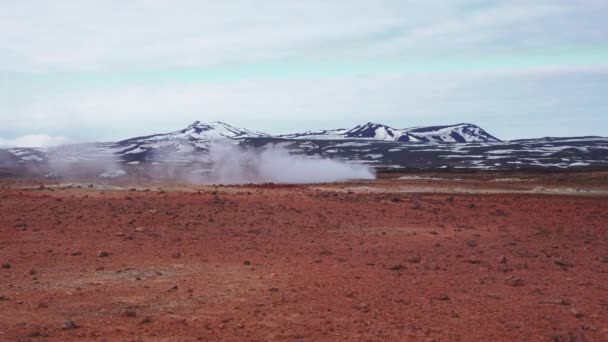 Vapor a subir da paisagem geotérmica na Islândia — Vídeo de Stock