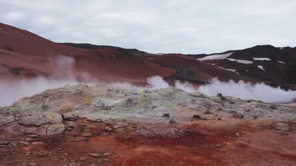 Stoom stijgt op uit het geothermische landschap in IJsland — Stockvideo