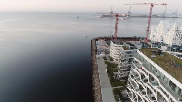Szenische Luftaufnahme schöner Gebäude in Aarchus, die in der Nähe des Meeres errichtet wurden — Stockvideo