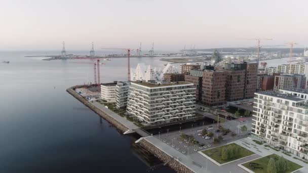 Adembenemende Drone Shot van architectonische gebouwen in Aarhus door Sea Waters — Stockvideo