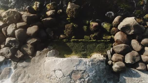 Bird 's Eye View Tiro de água fluindo de um rio rochoso coberto de musgo — Vídeo de Stock