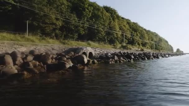 Plan orbital de tuyaux de drainage Entouré de roches au bord de la rivière — Video