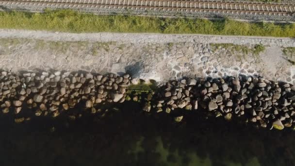 Widok z lotu ptaka Strzał spokojnej wody rzecznej na skały w ciągu dnia — Wideo stockowe