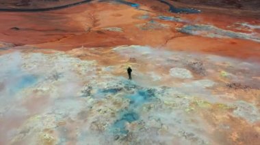 Myvatn 'ın Buharlı Volkanik Arazisinde Duran Adam