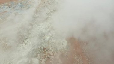 Sisli Volkanik Arazide Yürüyen Adam Üzerine İnsansız Hava Aracı