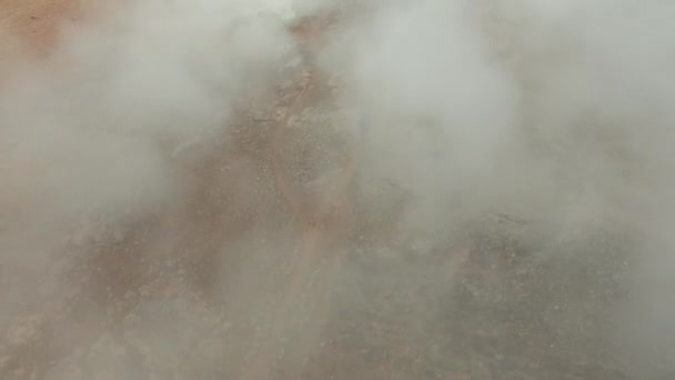 Drone sur l'homme marchant dans un paysage volcanique — Video