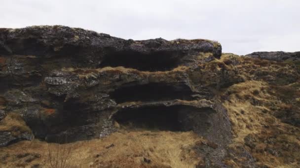 Dron Shot of Stone Formation na Islandu pokrytý mechem a zvadlou trávou — Stock video