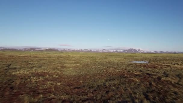 Vue du paysage du sommet de vastes terres à l'horizon de la chaîne de montagnes enneigées — Video