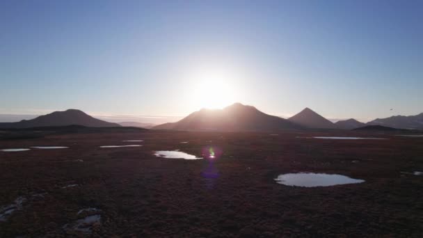 Zapierające dech w piersiach Drone of Mountaintopops and Vast Lands u stóp góry — Wideo stockowe