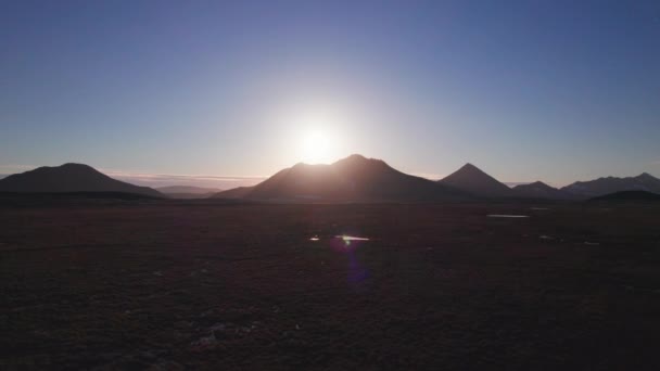 Imagini de fundal panoramice Vedere a vârfurilor montane și cerul albastru uimitor — Videoclip de stoc