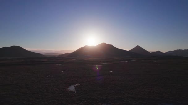 Drone landschap van bergketen en land bedekt met gras door voet van de berg — Stockvideo