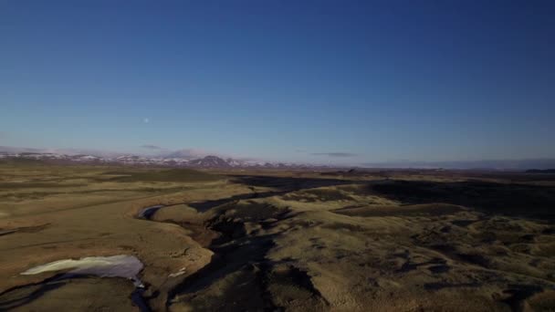 Podstavec nahoru Shot Zobrazení rozsáhlé krajiny na Islandu na zasněžené pohoří — Stock video