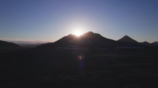 Légi kilátás egy hegyvonulatra hatalmas földdel és a kék égbolt Horizon-jával — Stock videók